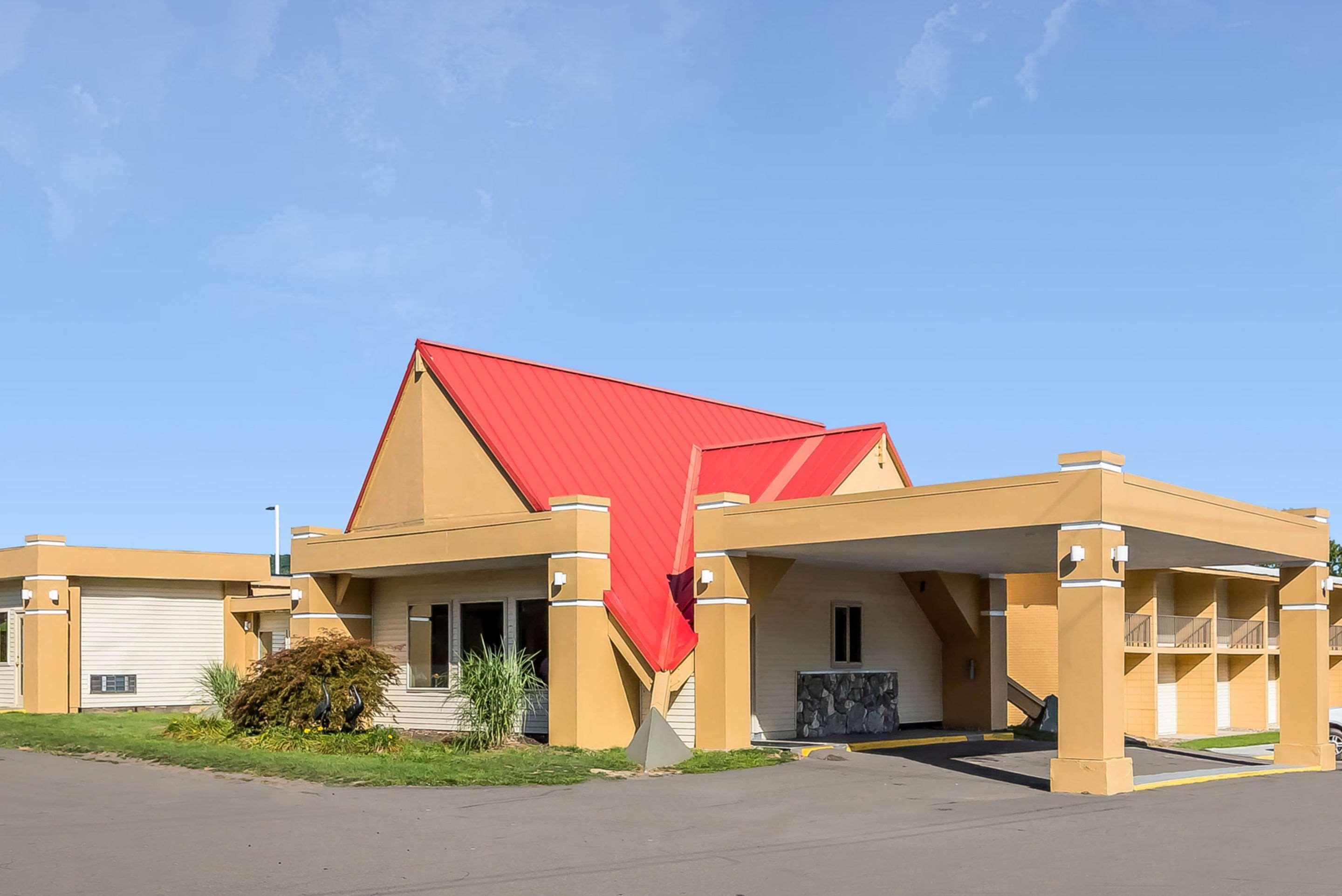 Econo Lodge Inn & Suites Binghamton Exterior photo
